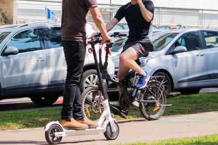 E-Scooter sind auf Radwegen, Radfahrstreifen und Fahrradstraßen erlaubt. Wenn es die nicht gibt, darf auch auf die Fahrbahn ...