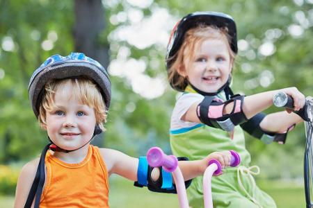 Nichts für Kinder! Das Mindestalter für E-Scooter beträgt 14 Jahre. Jüngere Kids müssen mit einem normalen Tretroller oder m...