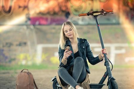 Für einen E-Scooter braucht man keinen Führerschein. Jeder, der alt genug ist, darf damit fahren.