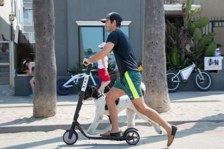 Die Höchstgeschwindigkeit ist klar geregelt: Schneller als 20 km/h dürfen E-Scooter baubedingt nicht fahren. Eine Betriebser...