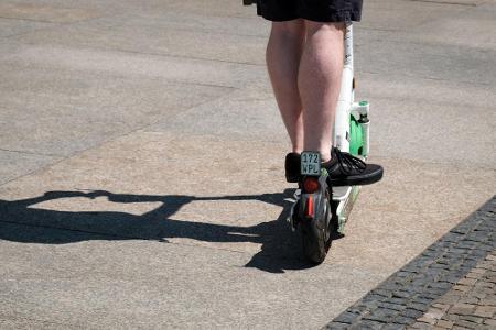 Die kleine weiße Versicherungsplakette darf ebenfalls nicht fehlen. Das ist der Nachweis, dass der E-Scooter versichert ist....