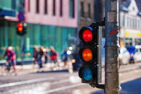 Bei den Ampeln ist vorrangig die kleine Fahrradampel zu beachten. Gibt es die nicht, gilt die große Ampel. Wer bei Rot trotz...