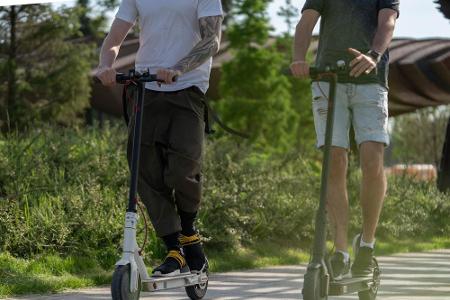 Nebeneinander fahren klingt schön, ist aber verboten. Wer es trotzdem macht, wird mit 15 bis 30 Euro zur Kasse gebeten.