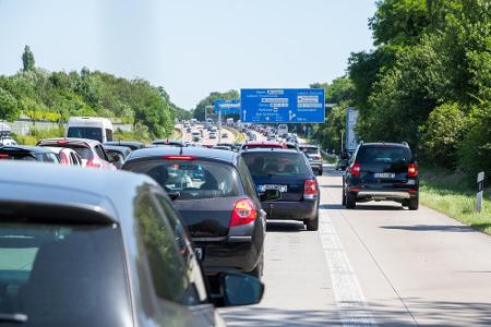 Zugegeben, das macht eigentlich niemand. Mit dem E-Scooter auf der Autobahn zu fahren, würde Sie aber nicht nur in Lebensgef...