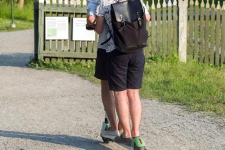 Zu zweit fahren ist zudem genauso verboten wie das Fahren in Parks. Dort und in Landschaftsschutzgebieten dürfen die elektri...