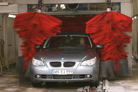 Waschanlage mit integriertem "Badetuch": So wird das Auto schön trocken. Die Karosserie ist die Haut des Autos.
