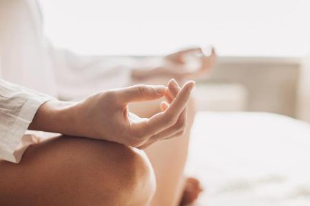Yoga am Abend entspannt und fördert zusätzlich die Beweglichkeit