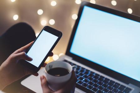 Blaues Licht macht uns wach, deswegen den Laptop im Bett lieber auslassen
