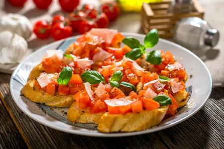 Leichte Gerichte wie Bruschetta mit Tomaten beschweren den Magen nicht unnötig