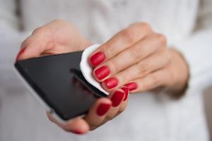 Schutz vor Coronavirus: So reinigen Sie Ihr Handy-Display