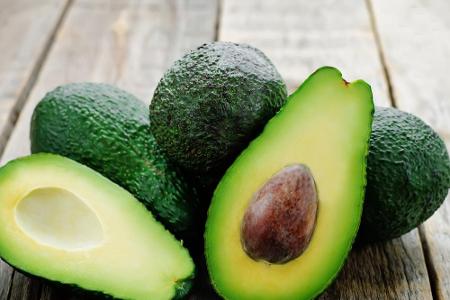In Avocados stecken Ballaststoffe, gesunde Fette und Kalium. Die Frucht eignet sich besonders gut in Kombination mit einem S...