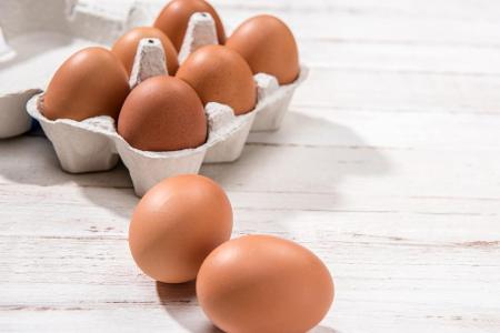 Eier bieten viele Vitalstoffe und helfen dabei, die Muskeln aufzubauen. Nicht umsonst gibt es so viele Eiweißprodukte für Fi...