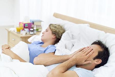 1 Sex statt Schnupfen: Wer einer Grippe vorbeugen möchte, sollte ein Schäferstündchen einlegen.