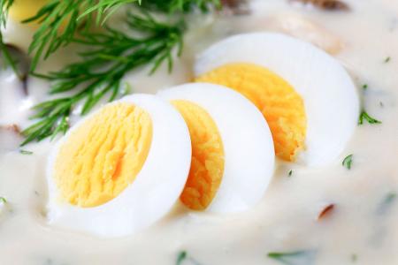 3. Wer zu viele Eier isst, der hat einen erhöhten Cholesterinspiegel