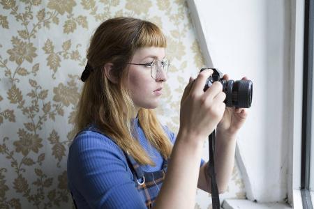 Female student using camera model released Symbolfoto prope...