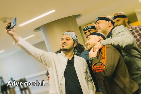 Zufriedene Kunden posieren mit Dr. Balwi von Elithairtransplant für ein Foto