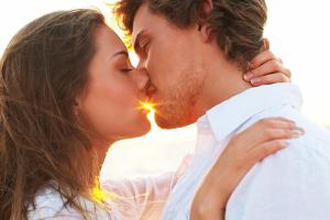 Warum Küssen für Frauen wichtiger ist als Sex