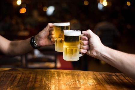 Bier anstoßen Getty Images.jpg