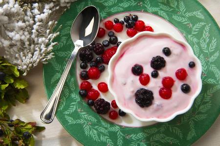 Gekaufter Fruchtjoghurt enthält eine Menge Zucker