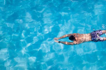 Oder ganz klassisch: Ein paar Bahnen im Freibad schwimmen. Als Belohnung kann danach in der Sonne gefaulenzt werden.