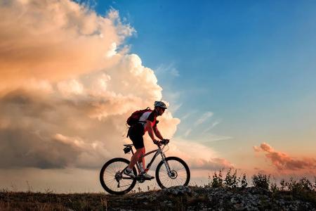 Auch Radtouren sind ein guter Sommer-Sport. Der Fahrtwind bringt Abkühlung. Nur die pralle Mittagssonne sollte gemieden werden.
