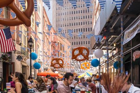 Fast drei Wochen lang fließt das deutsche Bier in Strömen durch New York. Während des alljährlichen Oktoberfests sind überal... Fast drei Wochen lang fließt das deutsche Bier in Strömen durch New York. Während des alljährlichen Oktoberfests sind überal...
