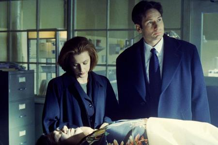 Agent Mulder (David Duchovny) und Kollegin Scully (Gillian Anderson) gemeinsam mit einem der vielen Toten in der Mystery-Ser...