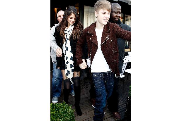 Selena Gomez trägt auch die Trend-Strapse.