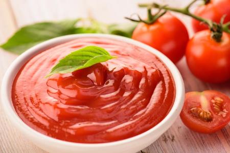 Ketchup besteht aus weitaus mehr, als reinen Tomaten. Denn die leckere Sauce, die in keinem Kühlschrank fehlen darf, beinhal...