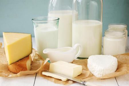Wer hätte das gedacht? Durch Milchprodukte - ob Käse, Sahne oder Butter - nehmen wir rund zehn Prozent unser täglichen Salzz...