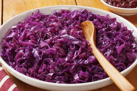 Fertig zubereitetes Gemüse wie Rotkohl aus dem Glas wird oft mit übermäßig viel Salz versetzt, um es haltbarer zu machen. Zw...