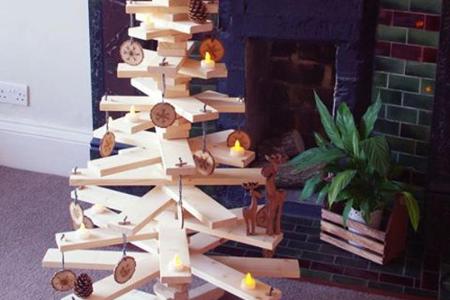 Modular: Dieser Weihnachtsbaum aus Holzklötzen bedarf etwas Heimwerkergeschick, kann aber an die jeweiligen Platzverhältniss...