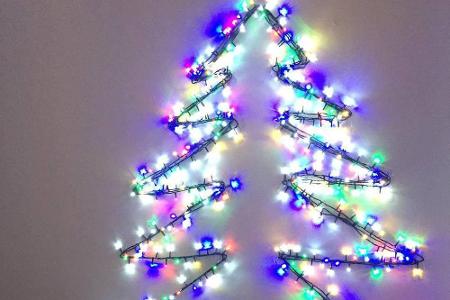 Erleuchtend: Wer sagt, dass Lichterketten nur zur Deko gut sind? In die passende Form gebracht, ersetzen sie den Weihnachtsb...