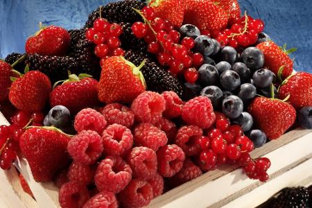 Beeren, insbesondere dunkle Sorten wie Blau- oder Brombeeren, stecken voller Antioxidantien. Diese bekämpfen die freien Radi...