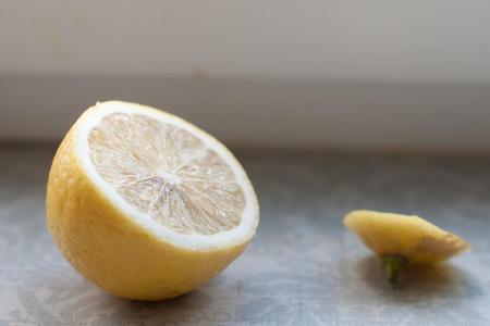 Ebenfalls reich an Antioxidantien sind Zitrusfrüchte wie Zitronen. Sie enthalten außerdem jede Menge Vitamin C, was die Elas...