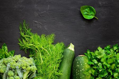 Grünes Gemüse ist supergesund und sorgt für ein schönes Hautbild. Zucchini, Spinat, Rucola und Co. stecken zudem voller Vita...
