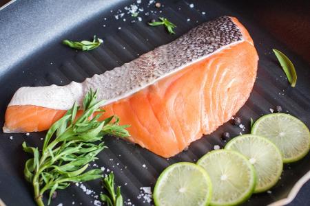 Ob roh oder gegart: Der hohe Gehalt an gesunden Omega-3-Fettsäuren und Proteinen im Lachs ist ein Segen für unsere Haut. Den...