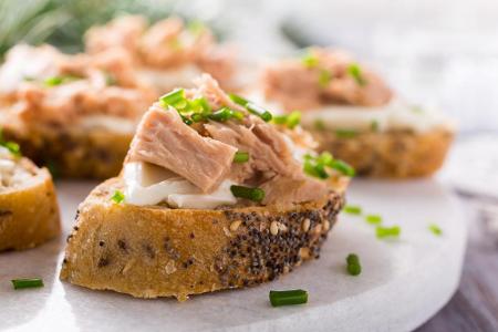 Thunfisch punktet mit dem Inhaltsstoff Niacin. Es senkt unseren Cholesterinspiegel und kurbelt den Fettstoffwechsel an.