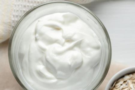 Joghurt enthält viel Kalzium, das die Knochen und Zähne stärkt, sowie hochwertige Eiweiße. Zudem reguliert probiotischer Jog...