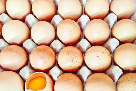 Eier sind reich an Biotin und Eisen, die für gesund aussehende Haut und Haare sorgen.