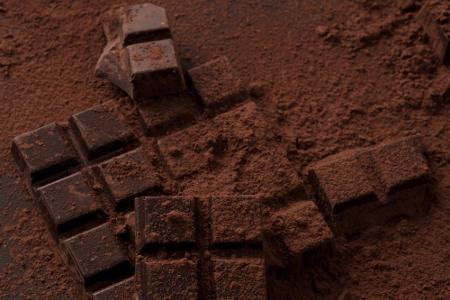 Die Anti-Aging-Wirksamkeit von Kakao ist wissenschaftlich bewiesen. Flavonoide schützen das Herz-Kreislauf-System, Antioxida...