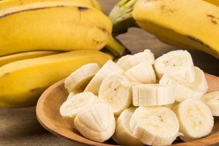 Magnesiummangel führt zu Schlafstörungen und macht uns nervös. Dagegen helfen Bananen, denn sie sind regelrechte Magnesiumbo...