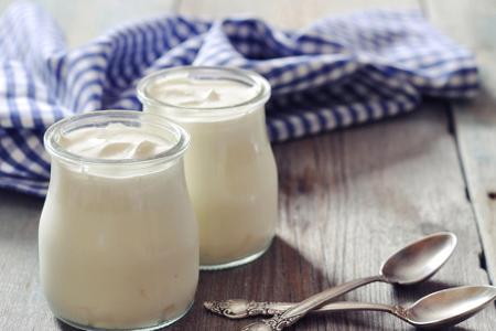 Joghurt eignet sich ausgezeichnet als Anti-Stress-Frühstück. Mit einer Hand voll Nüssen oder Haferflocken startet man gelass...
