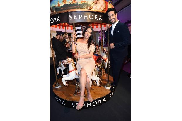 ...Beauty-YouTuberin Lamiya Slimani Platz, die mit ihrem Bruder Sami auf der großen Gala in Berlin zu Gast war. Ob die beide...