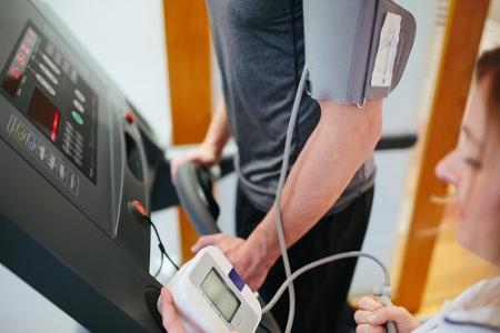 Lauf-Anfänger sollten sich zunächst mit ihrer körperlichen Verfassung auseinandersetzen, ein ärztliches Check-up kann dabei ...