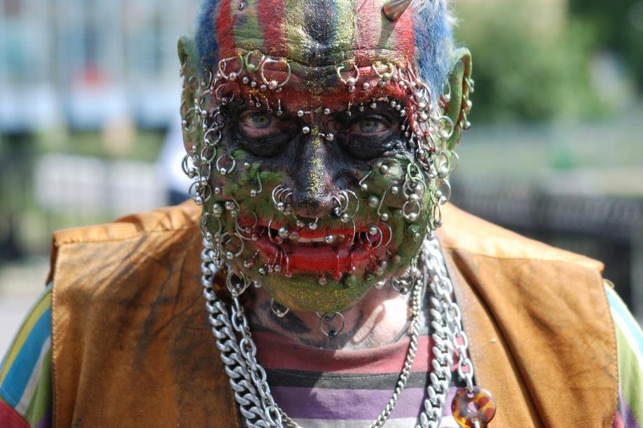 Tattoos, Piercings und Co: Die extremsten Körperverletzungen