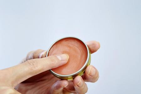 Schritt 1: Tragen Sie eine dünne Schicht Lippenpflege auf und warten Sie bis diese eingezogen ist. Eine ebenmäßige Grundlage...