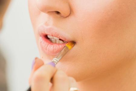 Schritt 2: Tragen Sie mit einem Pinsel etwas Concealer auf die Lippen auf. Dadurch tritt die eigene Lippenfarbe etwas zurück...