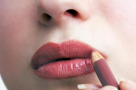 Schritt 3: Nun ist der Lipliner an der Reihe. Umranden Sie damit nicht nur die Lippenkontur, sondern füllen Sie sie mit dem ...
