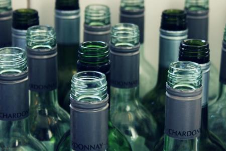 So werden Sie Fruchtfliegen los Flaschen Wein und Saft